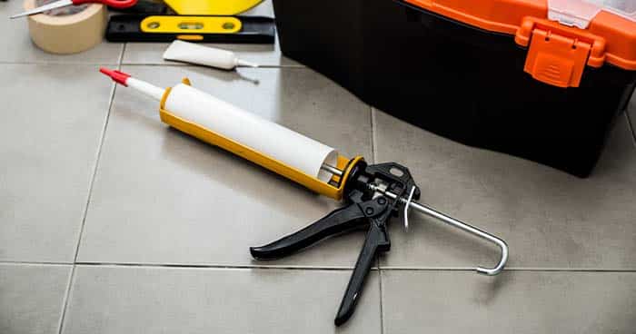 How to caulk a shower: all the tools you need.